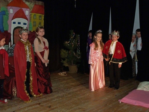 Grupa "ABCD&#8221; ze szkoły podstawowej w Zwoleniu wystawiła "Księżniczkę na ziarnku grochu&#8221;.