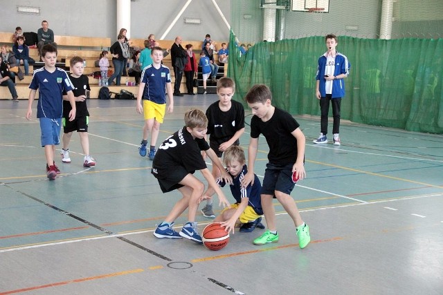 Zawody rozegrane w dużej hali szkoły ekonomicznej były finałem programu „Rybnicka Liga Koszykówki Dziecięcej o Puchar Prezydenta Miasta”.