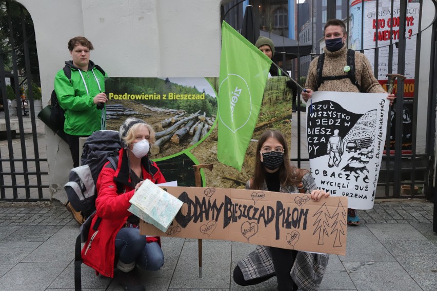 Uratujmy Bieszczady! Protest przeciwko wycince Puszczy Karpackiej w Bieszczadach