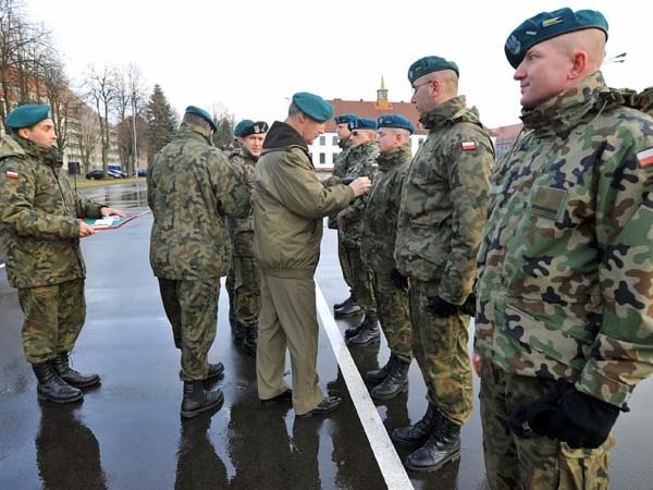 Żołnierze, którzy wyróżnili się w swej służbie w Kosowie, odebrali od swoich przełożonych odznaczenia. 