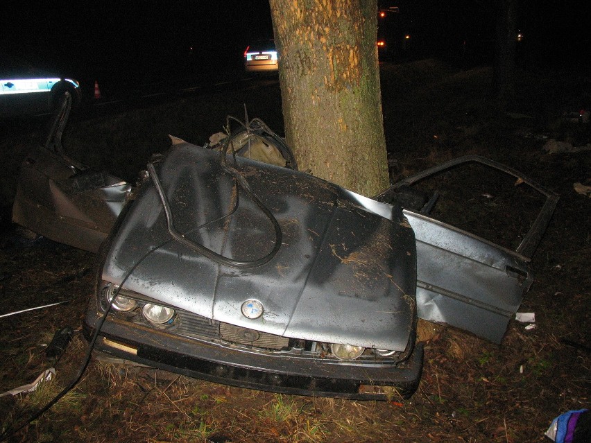 Żabce: BMW uderzyło w drzewo