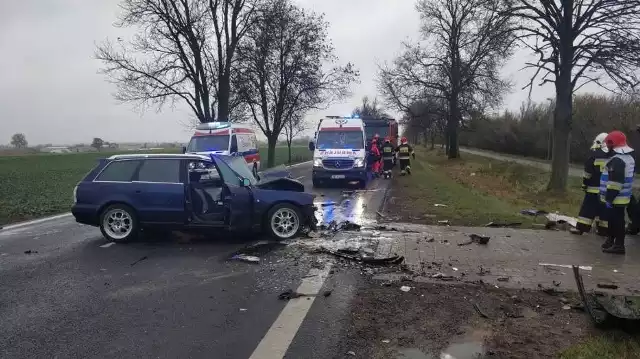 Dwie osoby są ciężko ranne. Pasażerka golfa zmarła w karetce.