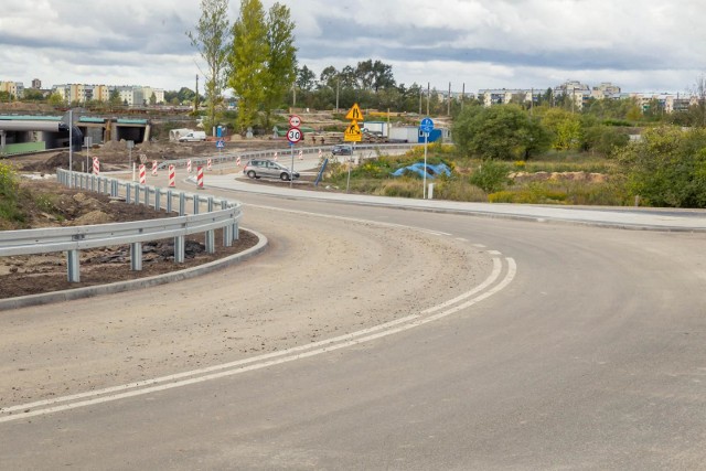 W środę o godz. 10  zostanie otwarty dla ruchu wiadukt na skrzyżowaniu ulic Octowej i Transportowej z budowaną trasą niepodległości. To kolejny fragment tej trasy, z którego mogą już korzystać kierowcy.
