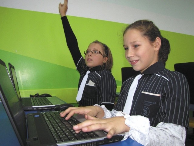 Klaudia Anuszkiewicz (z prawej) , uczennica czwartej klasy cieszy się, że ma dostęp do sprzętu. - Lubię pracować na komputerze - mówi.