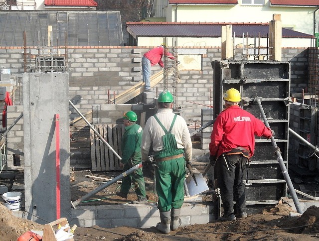 W pierwszej części 2-klatkowego budynku mury sięgaja już wysokości, na której będzie wykonany pierwszy strop.