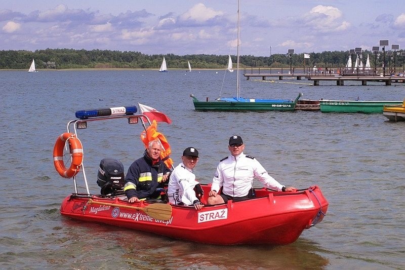 Policyno-strażacki patrol na jez. Głębokie koło...