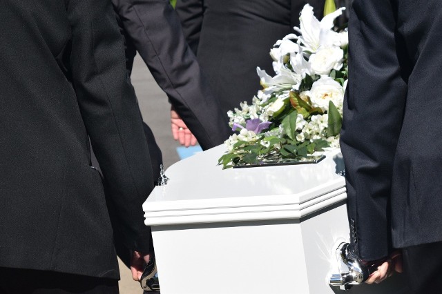 Nowe obostrzenia dotyczą także uroczystości pogrzebowych
