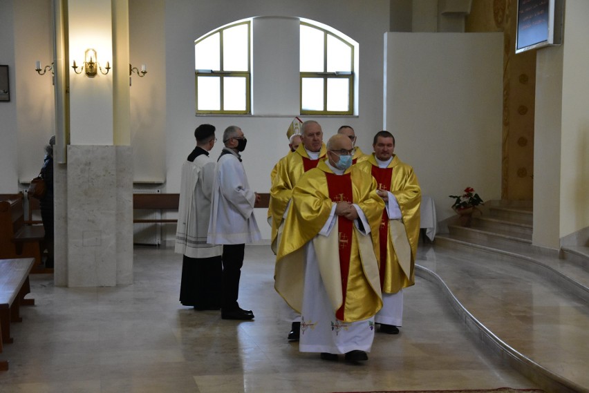 Biskup Marian Florczyk odprawił mszę świętą za chorych w kościele na Barwinku w Kielcach. Było błogosławieństwo Najświętszym Sakramentem