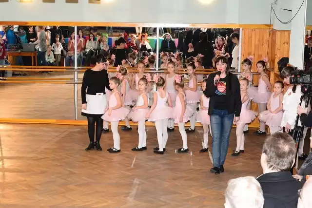 Punktualnie o godzinie 12 w południe 23 finał Wielkiej Orkiestry Świątecznej Pomocy w Kozienicach otworzyła uroczyście Elwira Kozłowska, dyrektor Kozienickiego Domu Kultury.