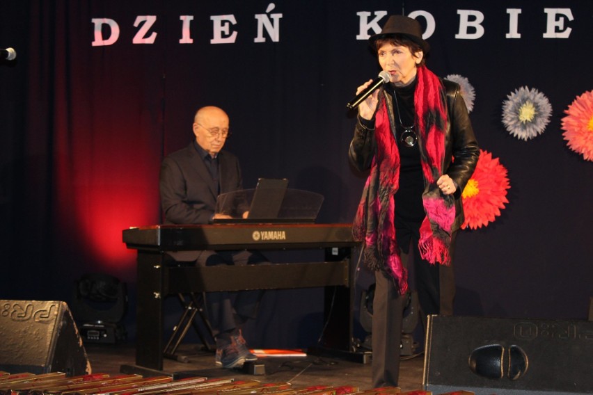 Halinie Kunickiej podczas koncertu na fortepianie...