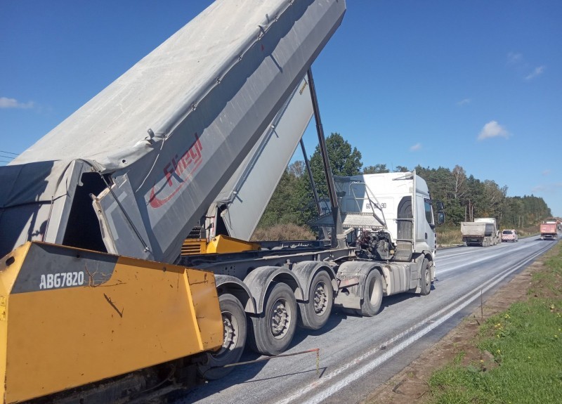 Trwa budowa obwodnicy Morawicy. Drogowcy położyli pierwsze odcinki próbne warstw nawierzchni na zachodniej jezdni na zachodniej jezdni