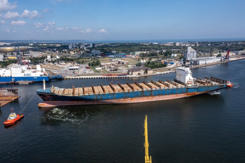 300 metrowy kontenerowiec wpłynął do Stoczni Remontowa SA (Zdjęcia)