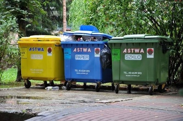 W połowie lipca pisaliśmy o firmie Astwa, która w pobliżu bloku przy ul. Bacieczki 219 przerzuca śmieci z większych śmieciarek do mniejszych.