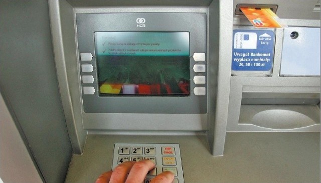 Właściciel bankomatu prócz pobierania prowizji za wypłaty pieniędzy powinien czuć się zobowiązany do udzielania szybkiej pomocy tym, dla których bankomat stał się przyczyną kłopotów.
