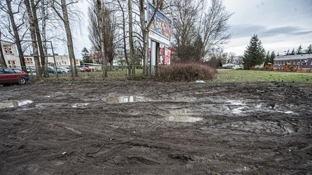 Długotrwała plucha spowodowała, że podłoże stało się grząskie, a samochody, które tu parkowały, ten teren po prostu rozjechały.