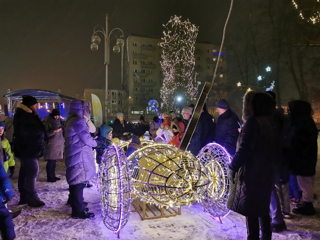 Iluminacja świąteczna w Częstochowie. Na placu Biegańskiego zobaczymy między innymi lokomotywę, karuzelę i ogromną bombkę