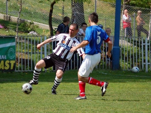 Czarni Jaslo (bialo-czarne stroje) wywieLli z trudnego terenu w Malawie jeden punkt. Mecz zakonczyl sie wynikiem 1-1.