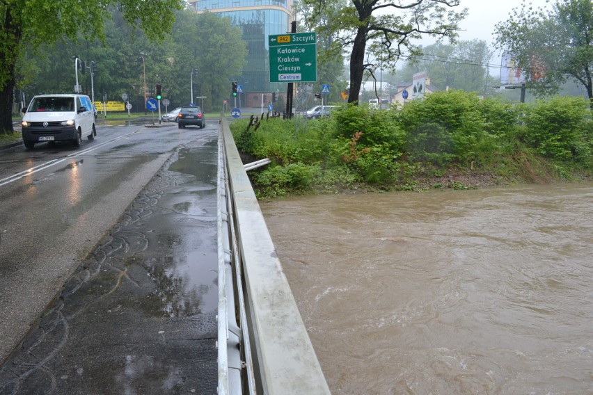 AKTUALIZACJA Pogotowie powodziowe w woj. śląskim: Deszcze i burze powoli ustają. Poziom wód w rzekach przestał się podnosić ZDJĘCIA