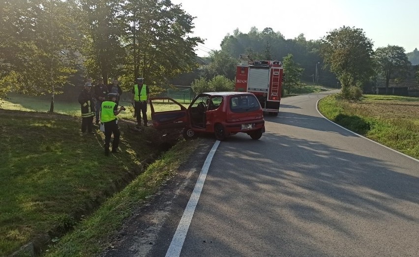 Kąśna Górna. Wypadek na drodze powiatowej. Fiat uderzył w betonowy przepust. Strażacy uwolnili zakleszczoną w aucie kobietę