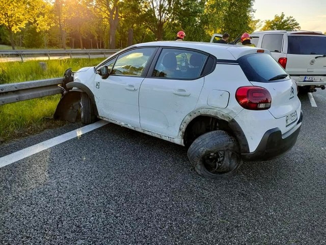 Na trasie ekspresowej numer 7 w Pągowcu doszło do zderzenia dwóch samochodów, mercedesa i citroena.