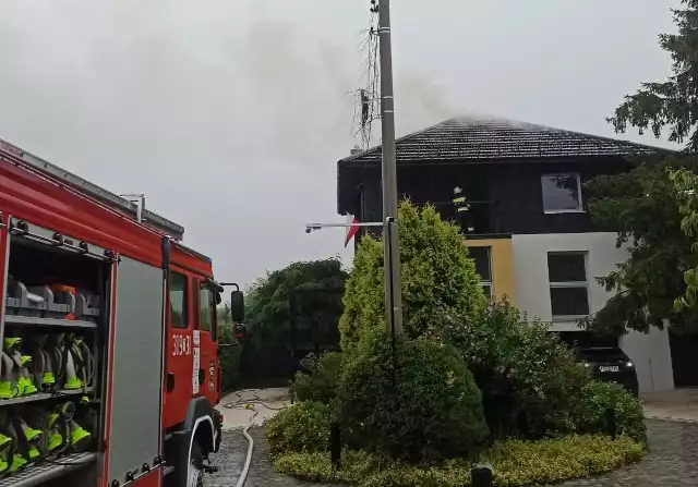 Pożar wybuchł w piątkowy wieczór po uderzeniu pioruna w Kostomłotach