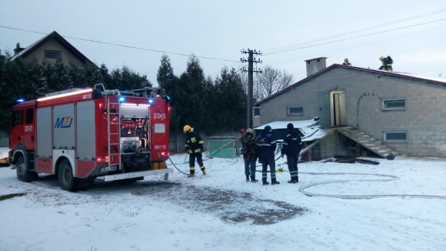 Strażacy w akcji, działali przy pożarze dachu budynku po kurniku w Miedzianej Górze.