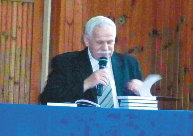 Na zdjęciu: Ryszard Pater podczas promocji książki w Zespole Szkół Ogólnokształcących w Hajnówce (dawniej I LO)