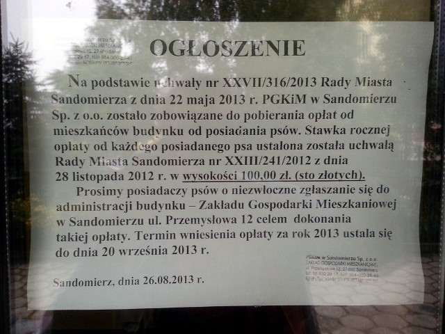 Informacja mówiąca o odprowadzeniu opłaty za psa zawisła na drzwiach do klatek schodowych bloków administrowanych przez sandomierskie Przedsiębiorstwo Gospodarki Komunalnej i Mieszkaniowej, które termin wpłaty ustaliło do 20 września 2013 roku, choć według uchwały Rady Miejskiej termin minął 31 sierpnia tego roku.