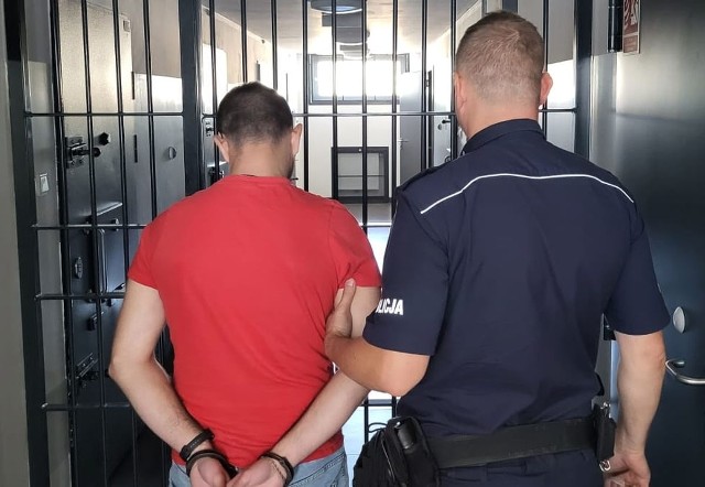 Policjanci z komisariatu w Gniewkowie zatrzymali dwóch mężczyzn w wieku 28 lat z gminy, którzy mają związek z kradzieżą i włamaniem