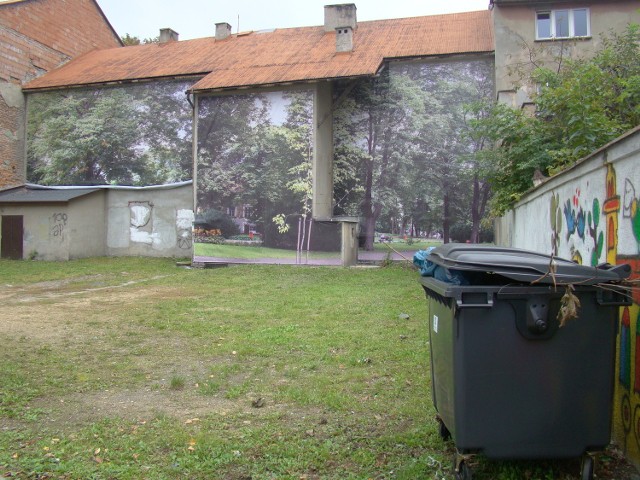 Po lewej stronie kamienicy pod nierozwiniętym do końca banerem widać, w jakim stanie jest teraz budynek "romski".