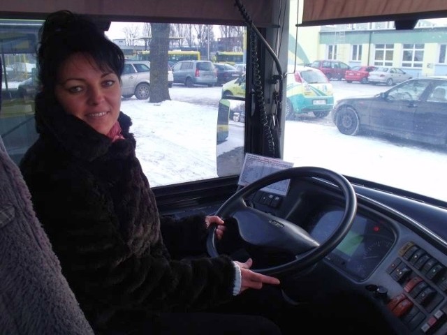 Izabela Podpora dobrze czuje się za kierownicą autobusu