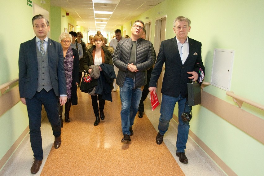 Dariusz "Tiger" Michalczewski wylicytował serduszko WOŚP i odwiedził słupską pediatrię 
