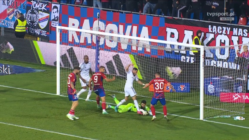 Raków Częstochowa strzelił kuriozalne gole z Karabachem Agdam. "Swojak" obrońcy, potem dziurawe ręce bramkarza