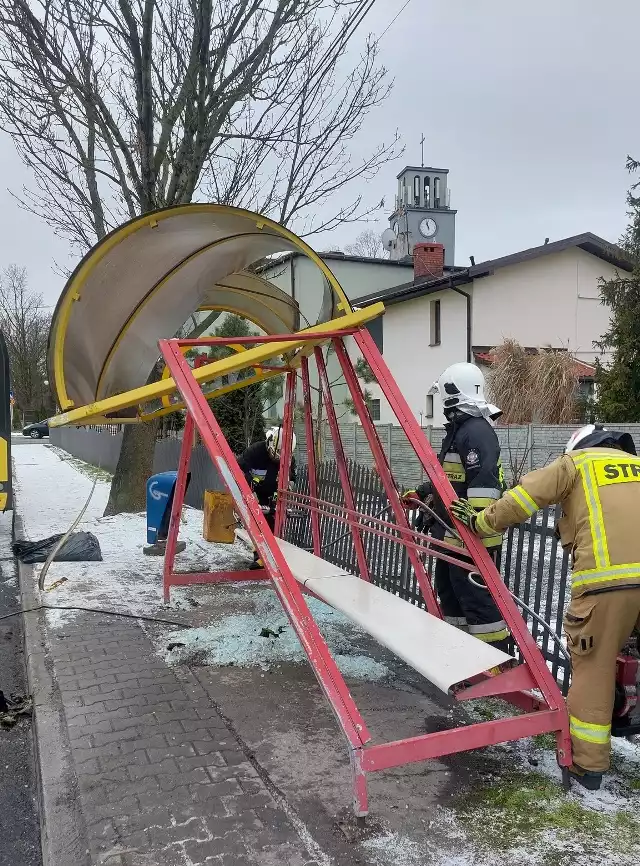 Dzisiaj przed południe, 23 grudnia, w Przyszowicach autobus wjechał we wiatę przystankową. Przyczyną złe warunki na drodze.