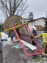 W Przyszowicach autobus wjechał w wiatę przystanku. Mimo że kierowca jechał powoli, stracił panowanie nad pojazdem. Nie ma poszkodowanych