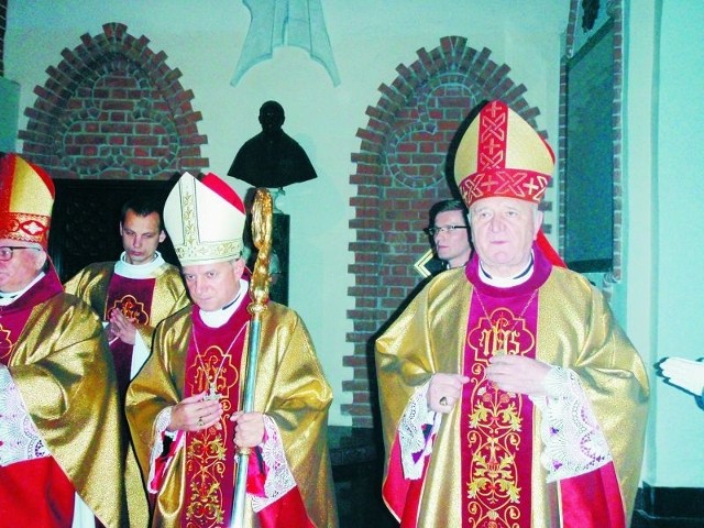 Abp Mieczysław Mokrzycki (z lewej), były sekretarz Jana Pawła II intronizował relikwie w bocznej nawie łomżyńskiej katedry