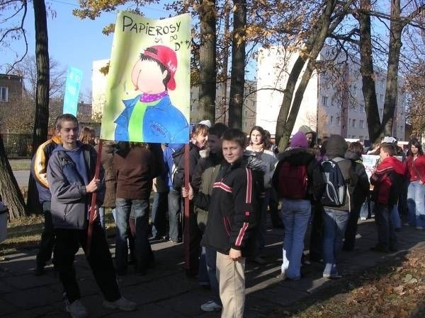 Ponad 200 gimnazjalistów przeszło ulicami Nowej Dęby z kolorowymi transparentami.