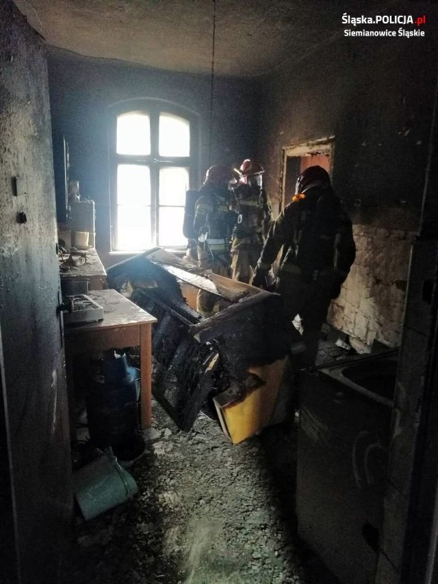 Policjanci uratowali mężczyznę z płonącego mieszkania