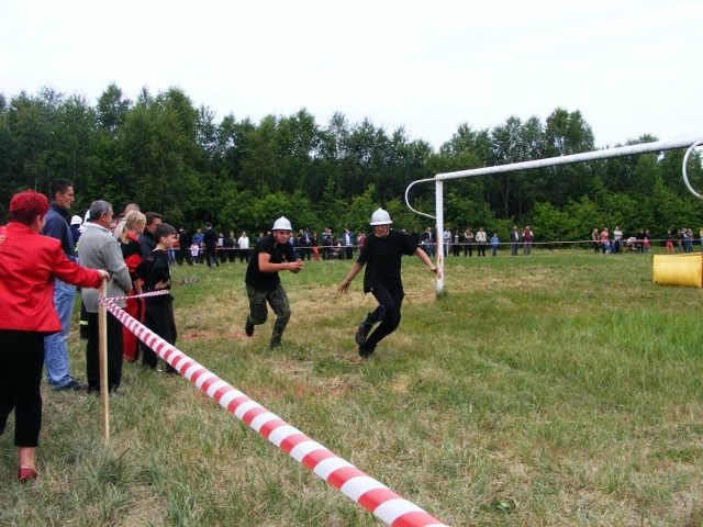 Dzielni strażacy w akcji podczas zawodów