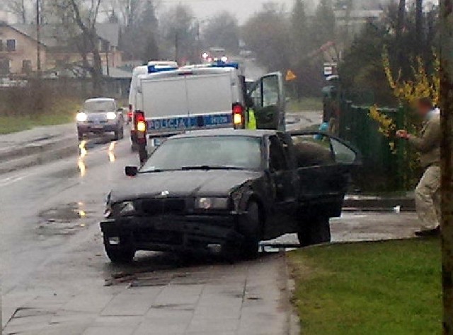 BMW zaczęło gwałtownie hamować i wypadło z drogi.