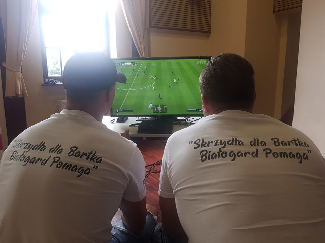 Pierwsze takie wydarzenie w Białogardzie przyciągnęło wielbicieli piłki nożnej i gier na konsoli a mowa tutaj o Turnieju FIFA '19 o puchar burmistrza Białogardu. Do walki stanęło 19 graczy, zmagania trwały kilka godzin i to pozwoliło wyłonić zwycięzców. Pierwsze miejsce zajął Piotr Maksymowicz, drugie Marcin Konopacki, trzecie Szymon Tutak. W tle turnieju szczytny cel i pomoc ciężko choremu Bartkowi z Karlina. Tylko podczas turnieju udało się zebrać 2604,50 zł.Zobacz także: Koszalin: Bałtyk Koszalin - Radunia Stężyca