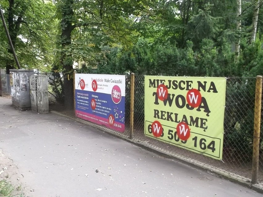 Czerwone kropki z logo ESK na plakatach reklamowych