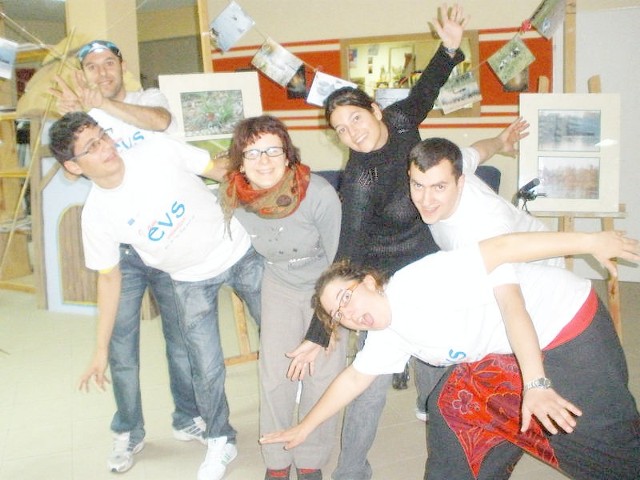 Na zdjęciu: Mushegh Mailyan (Armenia), Eduard Niculita (Rumunia), Aline Wehrlen (Francja), Beatriz Matos (Hiszpania), Robert Zalinyan (Armenia), Camille Hulin (Francja)