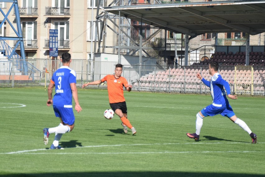 Mecz senny, ale zwycięski dla piłkarzy KSZO 1929 Ostrowiec. Wygrali 2:0 po golach Michała Grunta [ZDJĘCIA]  