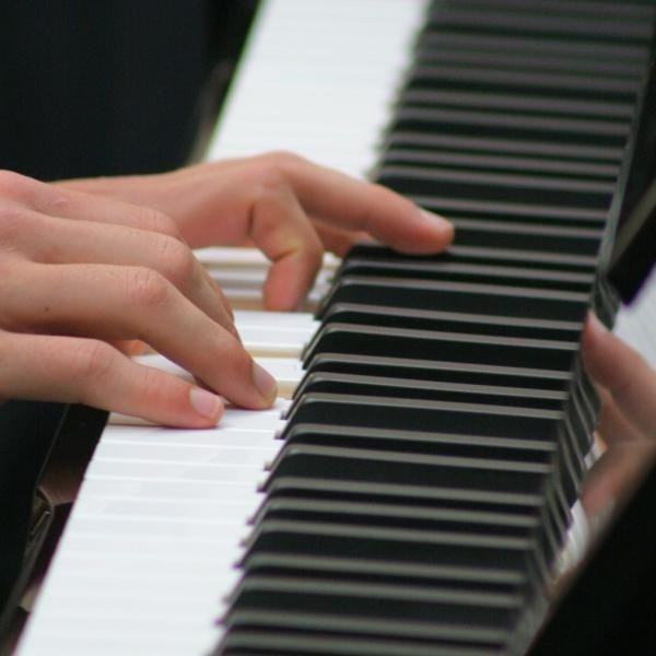 Artyści zagrają w piątek kompozycje Chopina.