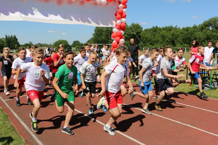 W Czarnem pobiegli dla Niepodległej. Ponad 150 osób na starcie