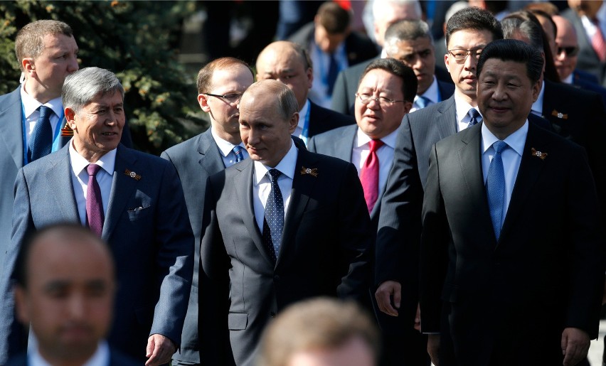 Od lewej: Prezydent Kirgizji Ałmazbek Atambajew, Władimir...