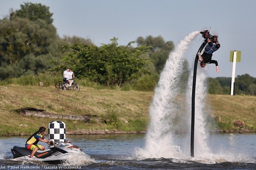 Zobacz niezwykłe pokazy na flyboardach (FILMY, ZDJĘCIA)