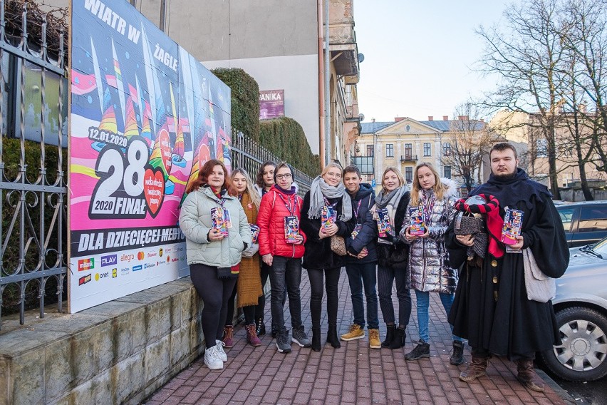 WOŚP 2020 Tarnów. Kiluset wolontariuszy kwestuje na ulicach miasta [ZDJĘCIA]