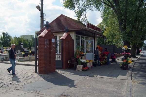 Tylko na cmentarzu św. Wojciecha przy ul. Kurczaki wnioski o zajęcie pasa ruchu na stoiska będą przyjmowane od najbliższego wtorku.